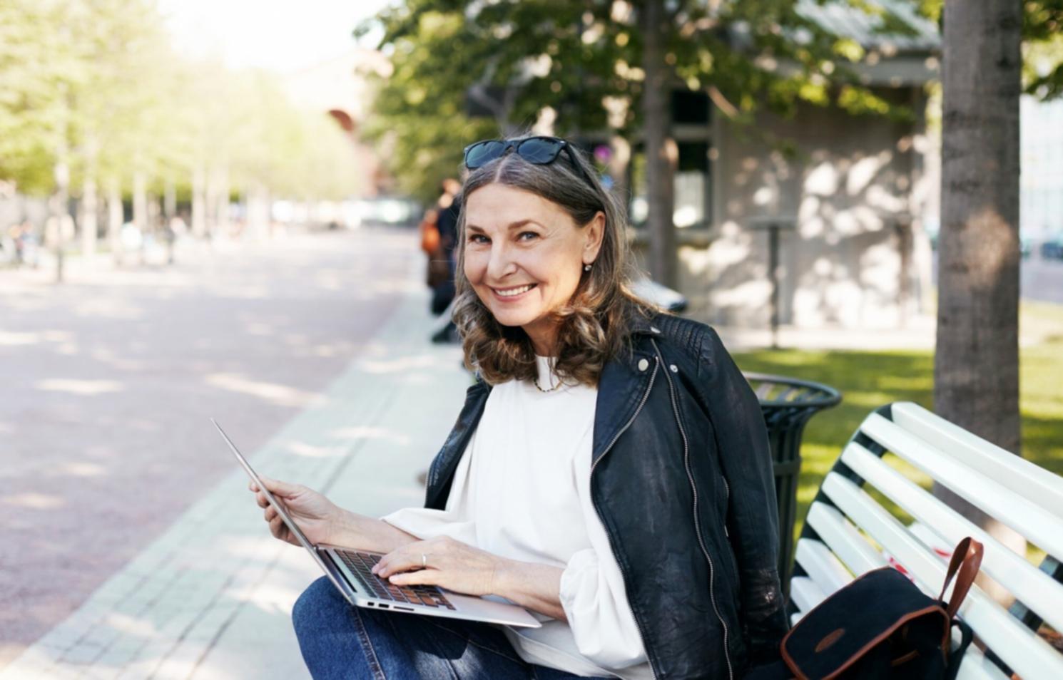 Session d'investissement éducative montrant des graphiques financiers et des outils d'analyse