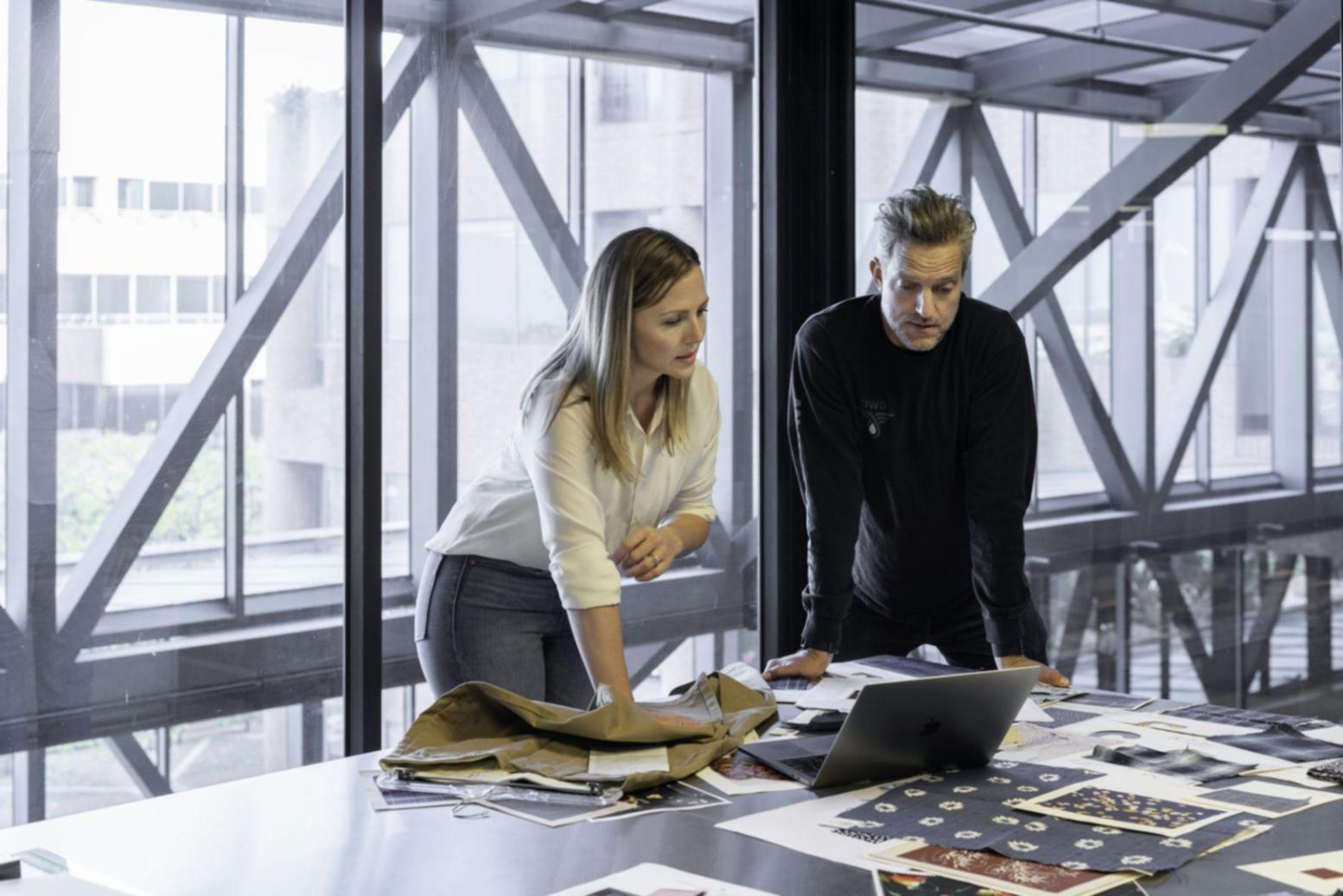 Espace de consultation avec documents financiers et outils de planification budgétaire