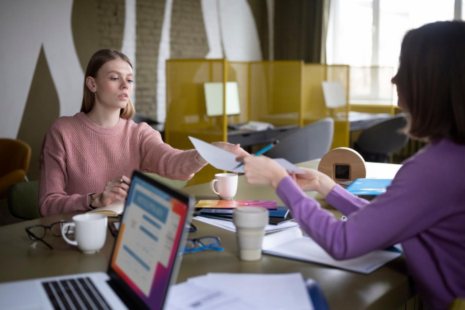 Session de formation pratique sur la gestion budgétaire avec participants engagés