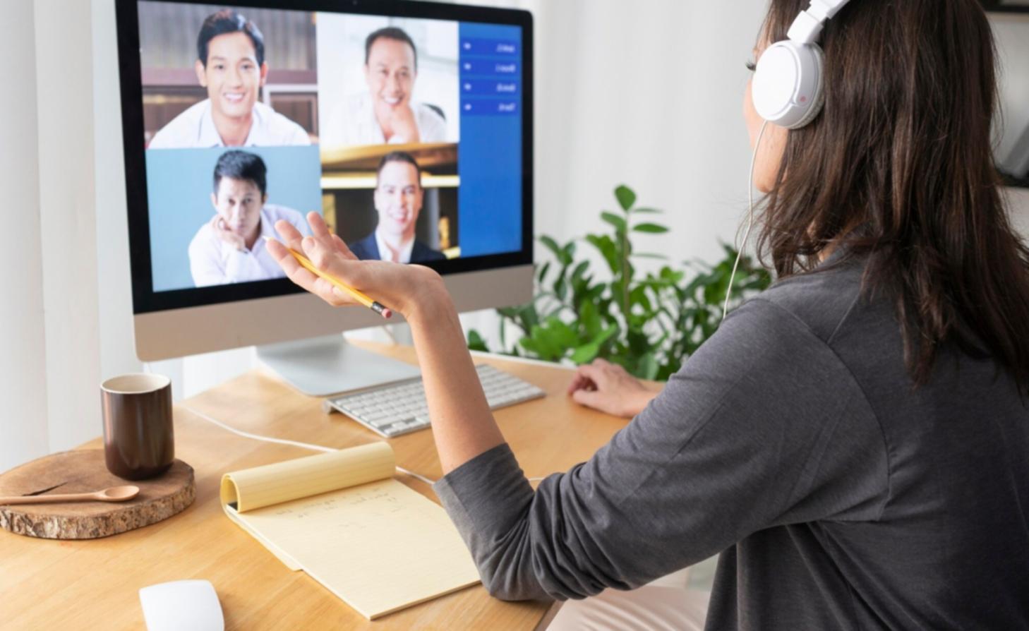 Consultation financière avec documents et calculatrice